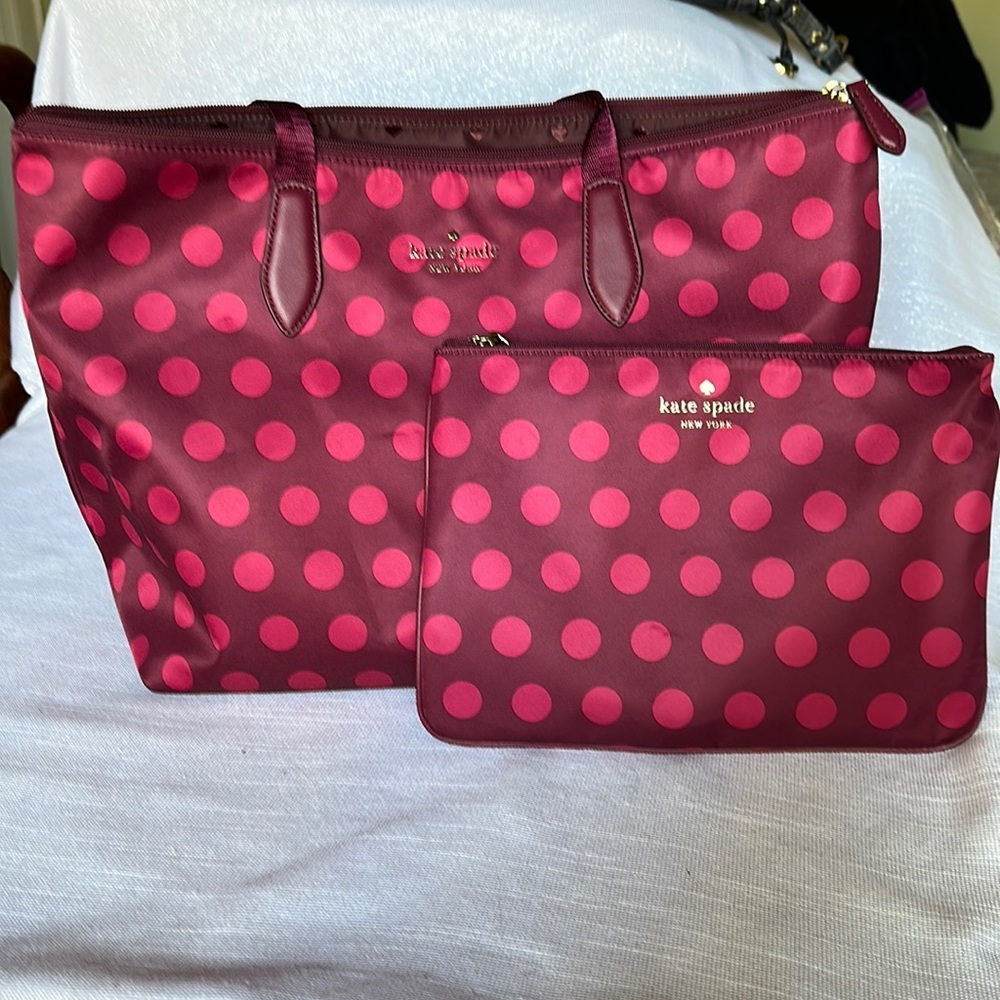 Set Kate Spade Lg tote bag w/ dark pink/mauve dots. W/ large makeup bag.